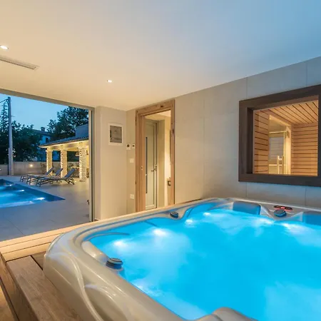빌라 Aurelia Near Labin For 9 Persons With Heated 60 M2 Pool, Wellness & Kids Playground