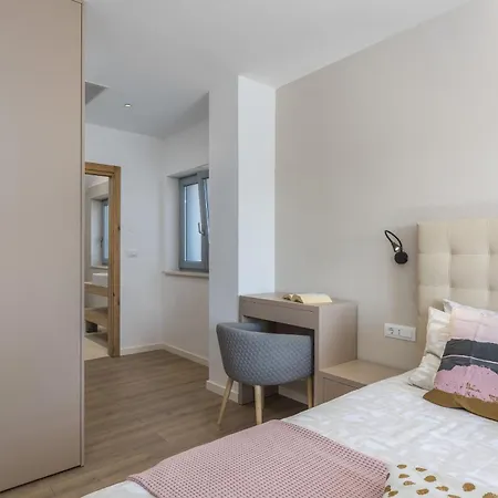 Willa Aurelia Near Labin For 9 Persons With Heated 60 M2 Pool, Wellness & Kids Playground Veligolji