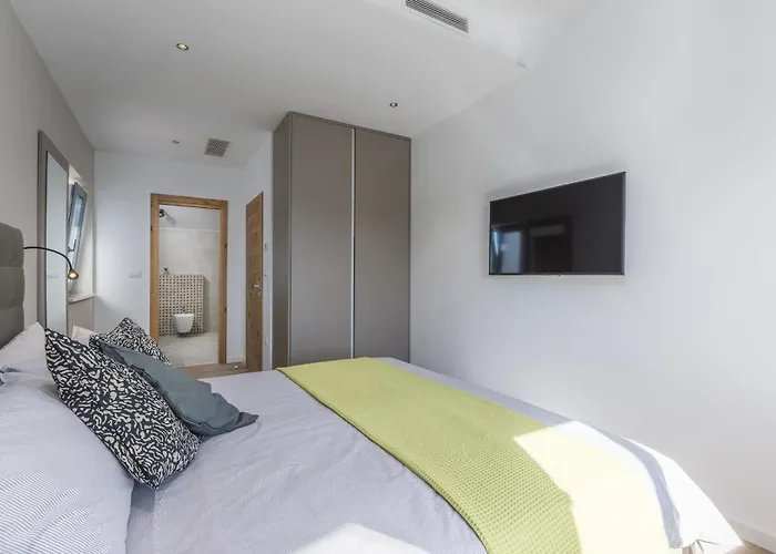 Aurelia Near Labin For 9 Persons With Heated 60 M2 Pool, Wellness & Kids Playground Vila *