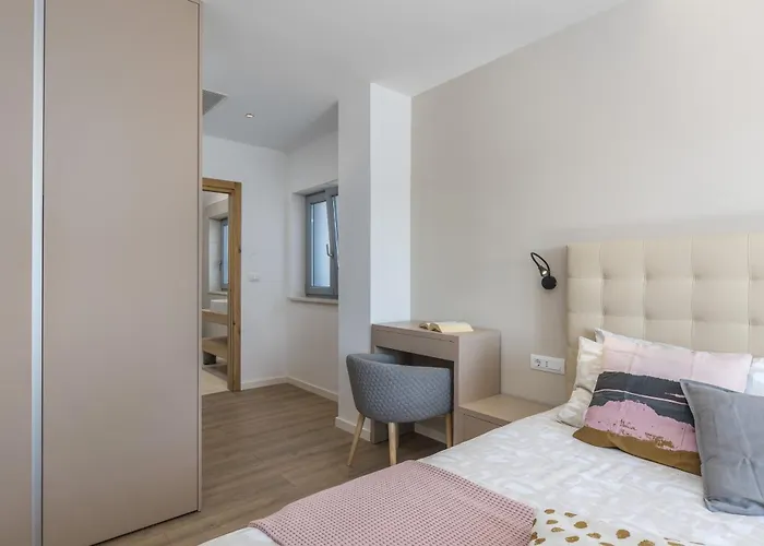 Vila Aurelia Near Labin For 9 Persons With Heated 60 M2 Pool, Wellness & Kids Playground Veligolji